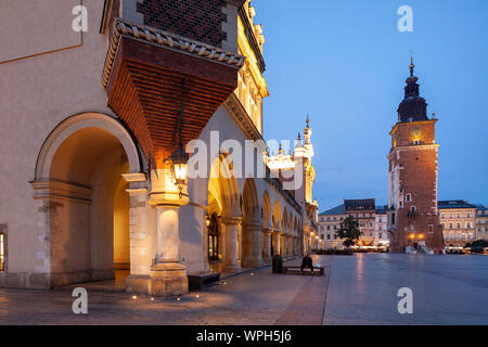Dawn al panno Hall sulla piazza del mercato di Cracovia, in Polonia. Town Hall tower in distanza. Foto Stock