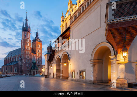 Alba nella piazza principale di Cracovia in Polonia. Foto Stock