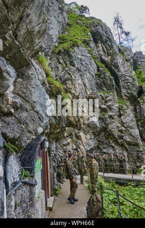 Garmisch-Partenkirchen, Germania, Agosto 7, 2019:un gruppo di giovani soldati tedeschi con uomini e donne durante la pausa su un marzo attraverso la bavarese Foto Stock