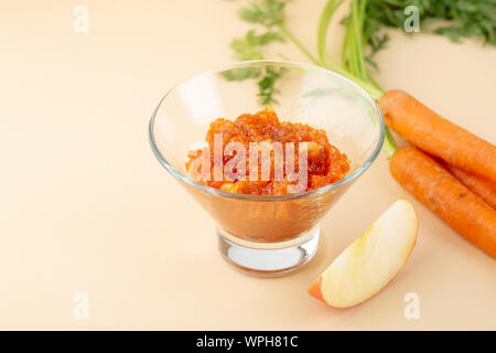 Apple e carote chutney in recipiente di vetro Foto Stock