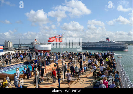 Cunard la regina Victoria vele passato la regina Elisabetta come lei lasci il porto a Southampton, Hampshire, Inghilterra, Regno Unito. Foto Stock