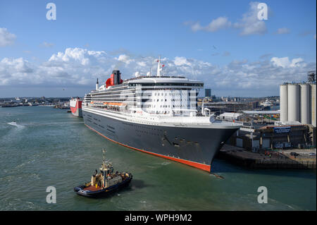 Cunard la Queen Mary 2 ormeggiato a Southampton Docks come si vede dalla Regina Elisabetta Foto Stock