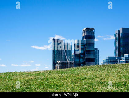 TORONTO, Ontario, Canada - 12 giugno 2016: moderno condominio residenziale torre sviluppi, alcuni ancora in costruzione, riempire lo skyline di Etobicoke. Foto Stock