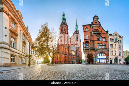 Legnica, Polonia. Vista della cattedrale di San Pietro e Paolo apostoli di sunrise Foto Stock