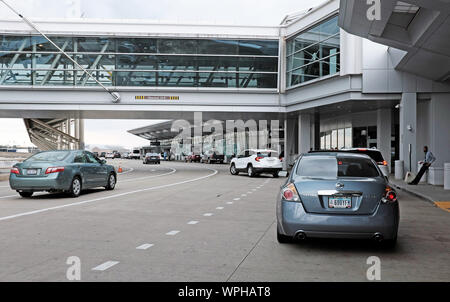 Cleveland Hopkins international airport livello partenze drop-off area in Cleveland, Ohio, USA. Foto Stock