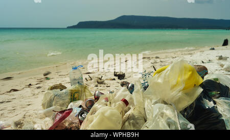 Un Garbage su una spiaggia, Koh Rong Isola, Cambogia Foto Stock