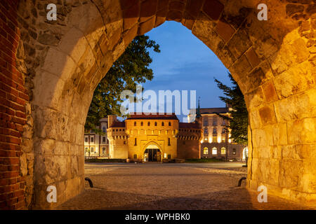 Alba a Florian gate nella citta' vecchia di Cracovia, in Polonia. Il Barbican in distanza. Foto Stock