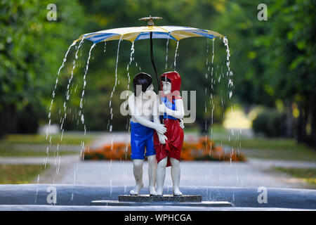 Hansel e Gretel personaggi delle fiabe - Fontana in Polonia Ciechocinek Europa Foto Stock