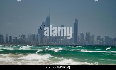 Surfers Paradise. Vista sulla città, Spiaggia, Kite surf, Gold Coast di Queensland Foto Stock