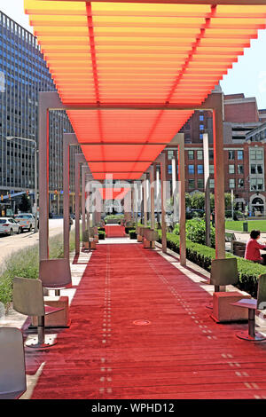 Area salotto ombreggiata in Ralph J. Perk Plaza nel centro cittadino di Cleveland, Ohio, Stati Uniti. Foto Stock