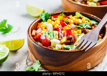 Mais tradizionale bean Insalata messicana nella ciotola di legno. Cibo messicano concetto. Foto Stock