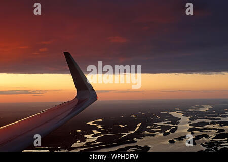 Colorato cielo drammatico con cloud a Sunset over Dnipro river vicino a Kiev, Ucraina. Vista dal piano. Ala del piano Foto Stock