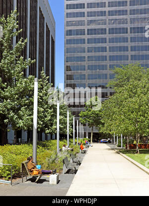 Ralph J. Perk Plaza at Chester Commons è un parco urbano nel centro di Cleveland, Ohio, Stati Uniti, a East 12th Street e Chester Avenue. Foto Stock