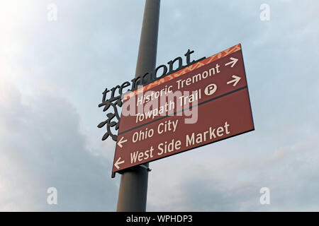 Lo storico quartiere di Tremont di Cleveland, Ohio, Stati Uniti, ha segnaletica che mostra altre aree popolari tra visitatori e locali. Foto Stock