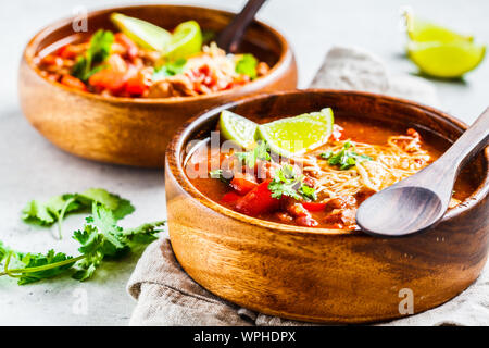 Messicano tradizionale zuppa di fagioli con carne e formaggio in una ciotola di legno. Cibo messicano concetto. Foto Stock