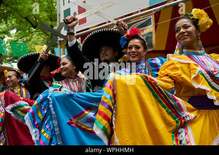 Un gruppo di messicani che pongono in costume tipico nella parte anteriore del piedistallo messicana. Foto Stock