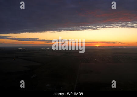 Colorato cielo drammatico con il cloud al tramonto su campi vicino a Kiev, Ucraina. Vista dal piano Foto Stock