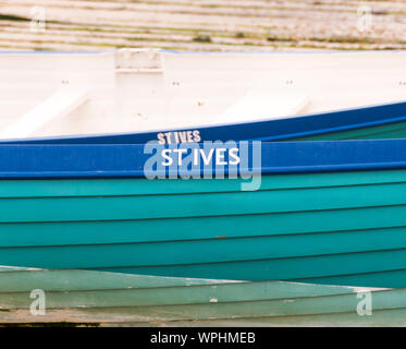 Le barche nel porto di St Ives ,Cornwall in una nebbiosa mattina d'estate. Foto Stock