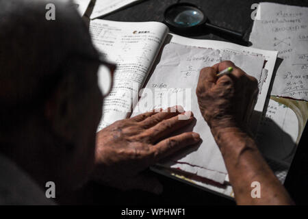 (190909) -- CHANGSHA, Sett. 9, 2019 (Xinhua) -- codolo Shangjun decodifica una domanda di matematica a casa a Wuhan villaggio di Anhua County in città Yiyang, centrale provincia cinese di Hunan, Sett. 7, 2019. Una casa in legno si trova solo nel profondo delle montagne coperte da una vibrante frondosa coltre di alberi, non solo come una abitazione, ma anche come un'aula dove Shangjun Tang è stato Tutoraggio studenti per più di vent'anni. Tang, un 92-anno-vecchio maestro rurale, iniziato il tutoring bambini lasciati dai loro genitori migranti gratuitamente nel villaggio di Wuhan nel 1997, dieci anni dopo si ritirò dall insegnamento in Anhua Coun Foto Stock