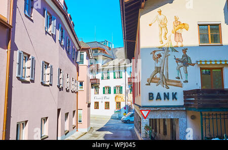 ST Gilgen, Austria - 23 febbraio 2019: la stretta strada di St Gilgen villaggio turistico con i tradizionali edifici alpini, decorata con otturatore in legno Foto Stock