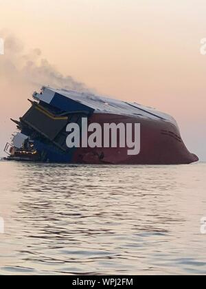 St Simons Island, Georgia, Stati Uniti d'America. 08 Settembre, 2019. La M/V Golden Ray nave da carico poggia invertito in acqua dopo aver subito un incendio e scuffiata in St Simons Antenna Audio Settembre 8, 2019 off St Simons, Georgia, Stati Uniti d'America. Il 656-piedi-lungo il veicolo portante, elencando pesantemente sofferenza dopo un incendio con 24 membri di equipaggio a bordo. Credito: U.S Coast Guard/Alamy Live News Foto Stock