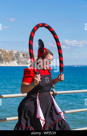 Morris ballerino, membro del Mayflower Morris Dance Group, a Swanage Folk Festival, Swanage, Dorset Regno Unito nel mese di settembre Foto Stock