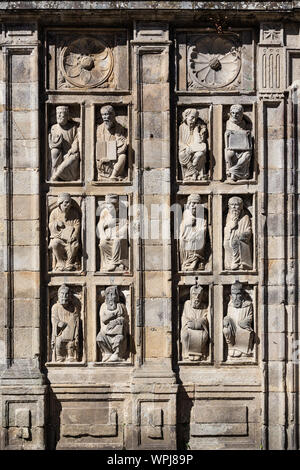 Gruppo di sculture antiche della Porta Santa della Cattedrale di Santiago di Compostela. Statue del XV secolo Foto Stock