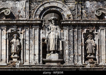Scultura di Apostolo Santiago e i suoi discepoli. A est la facciata della cattedrale di Santiago di Compostela Foto Stock