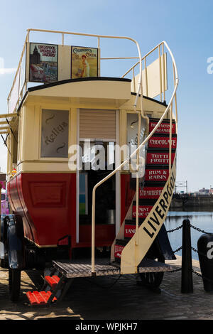 Vista posteriore di un classico bus a vapore a Liverpool Docks, porto di Liverpool England Regno Unito Foto Stock