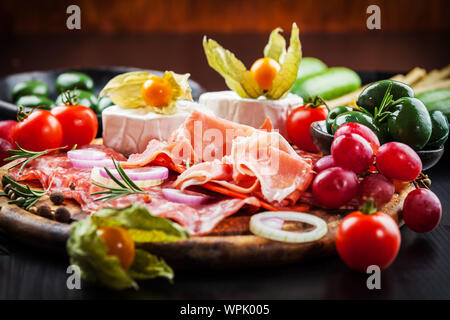 Gran gourmet plater di partito spuntini presentato sul pannello di legno Foto Stock