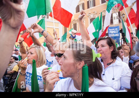Roma, Italia. 09Sep, 2019. Protesta di fronte al Palazzo di Montecitorio e nella vicina piazza contro il voto di fiducia nei confronti di 'Conte-Bis' governo (foto di Matteo Nardone/Pacific Stampa) Credito: Pacific Press Agency/Alamy Live News Foto Stock