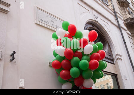 Roma, Italia. 09Sep, 2019. Protesta di fronte al Palazzo di Montecitorio e nella vicina piazza contro il voto di fiducia nei confronti di 'Conte-Bis' governo (foto di Matteo Nardone/Pacific Stampa) Credito: Pacific Press Agency/Alamy Live News Foto Stock
