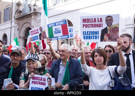 Roma, Italia. 09Sep, 2019. Protesta di fronte al Palazzo di Montecitorio e nella vicina piazza contro il voto di fiducia nei confronti di 'Conte-Bis' governo (foto di Matteo Nardone/Pacific Stampa) Credito: Pacific Press Agency/Alamy Live News Foto Stock