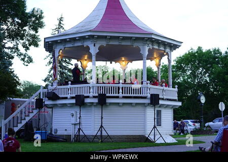 Fond du Lac banda sinfonica a giocare a Lakeside Park di Fond du Lac Wisconsin su 4 Luglio, 2019 Foto Stock
