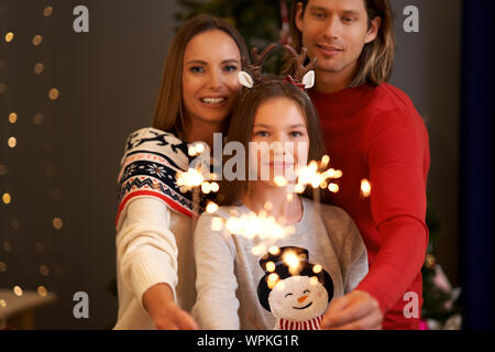 Bella Famiglia festeggiano il Natale e l'azienda botti Foto Stock
