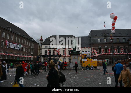 Jan Wellem monumento equestre sul carnevale giorno nella città di Duesseldorf, Germania Foto Stock