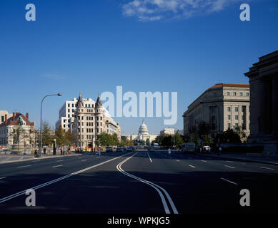 Guardando verso il basso la Pennsylvania Avenue verso gli Stati Uniti Capitol, Washington, D.C. Foto Stock