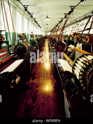 Telai all'interno del vecchio Boott Cotonificio n. 6 a Lowell Massachusetts Foto Stock