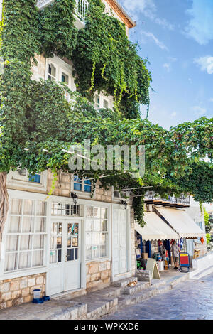 Stretto bianco tradizionale street nella città di Hydra, Hydra Island, Grecia Foto Stock