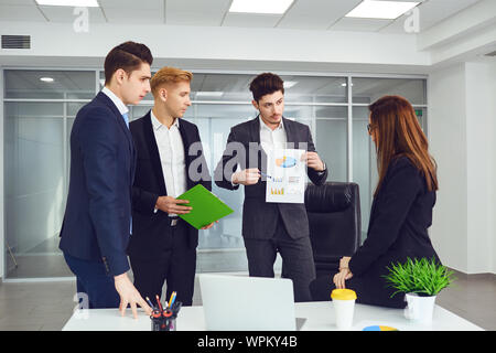 Un gruppo di giovani uomini di affari presso l'ufficio. Foto Stock