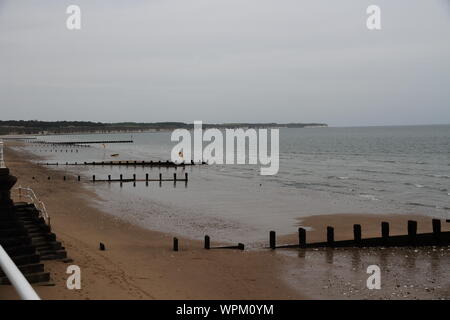 Riflessioni sulla Bridlington North Beach. Il groyns sono riflesse in acqua e sulla sabbia bagnata Foto Stock