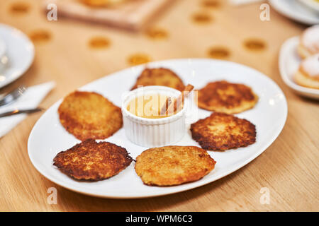 Hanukkah cena. Focus su latkes Foto Stock