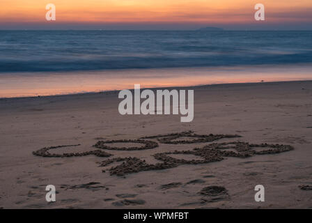 Spiaggia di Arossim,Goa/India- 17 Marzo 2019: scritto a mano il testo su una spiaggia di Goa nel 2018 Foto Stock