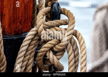 Sailor nodo su una nave nel mare del Nord porto Foto Stock