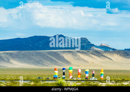 Sette Montagne magiche vivacemente colorato di pile di rocce vicino Jean Nevada lungo la Interstate Highway 15 a Las Vegas Foto Stock