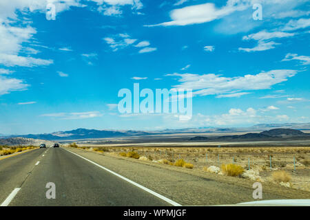La luce del sole pezzata deserto vicino Zyzzx California sul modo di Las Vegas Nevada sulla Interstate Highway 15 Foto Stock