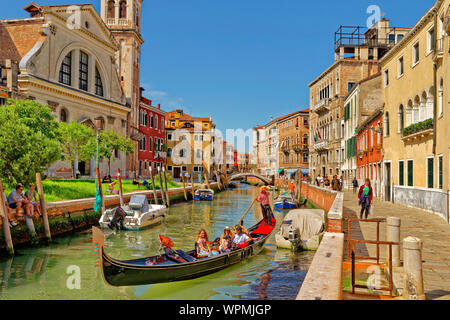 Gondola sul Rio de San Trovaso canal e la chiesa dei Santi Gervasio e Protasio a Venezia, Italia. Foto Stock