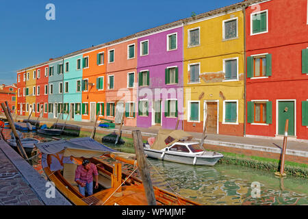 Case colorate a Isola di Burano nella laguna di Venezia, Italia. Foto Stock
