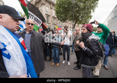 Whitehall, Londra, Regno Unito. Il 9 settembre, 2015. Fino a 1000 manifestanti entrambi pro e anti Israele si radunano in Whitehall di fronte a Downing Street per dimostrare Foto Stock