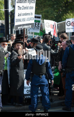 Whitehall, Londra, Regno Unito. Il 9 settembre, 2015. La polizia riescono a contenere i manifestanti contrapposti, pro e contro Israele, al di fuori di Downing Street a Londra.Th Foto Stock